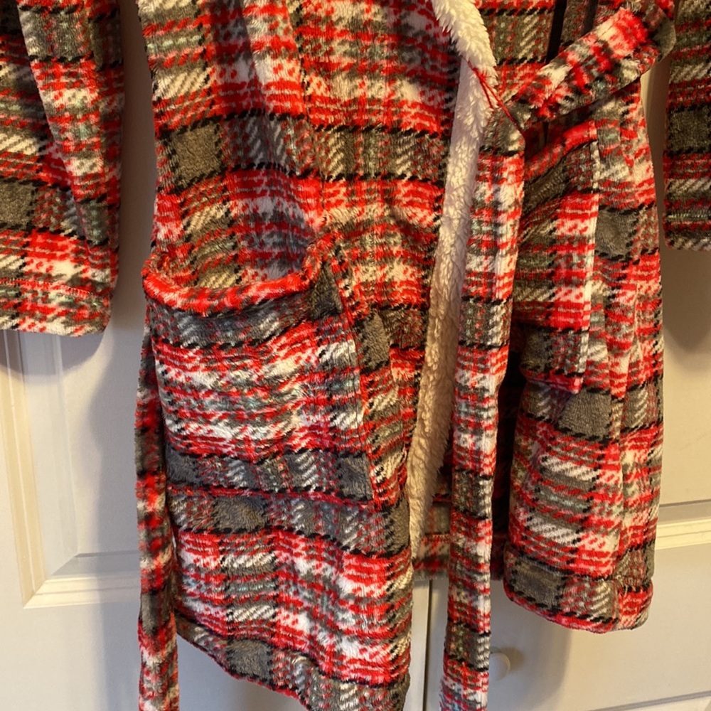 Women's Short Hooded Fuzzy Robe - Picture 3 of 6